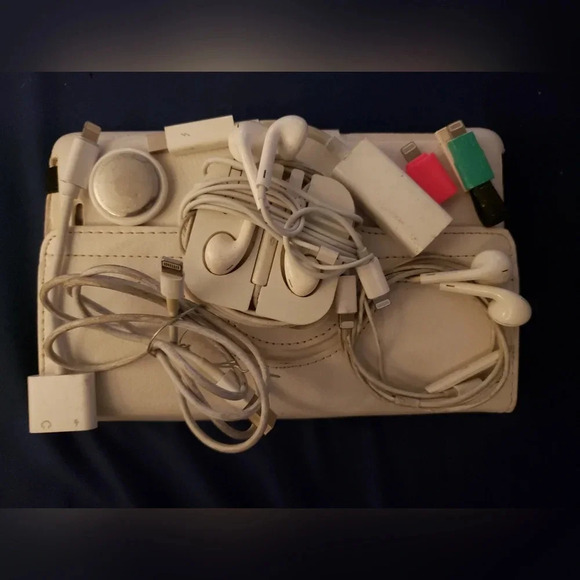 Ipod/iPhone accessories - Picture 2 of 4